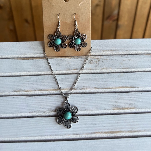🌸🌺🌻New Summer Boho Flower Faux Turquoise Silver toned Necklace and earring set - Picture 6 of 8